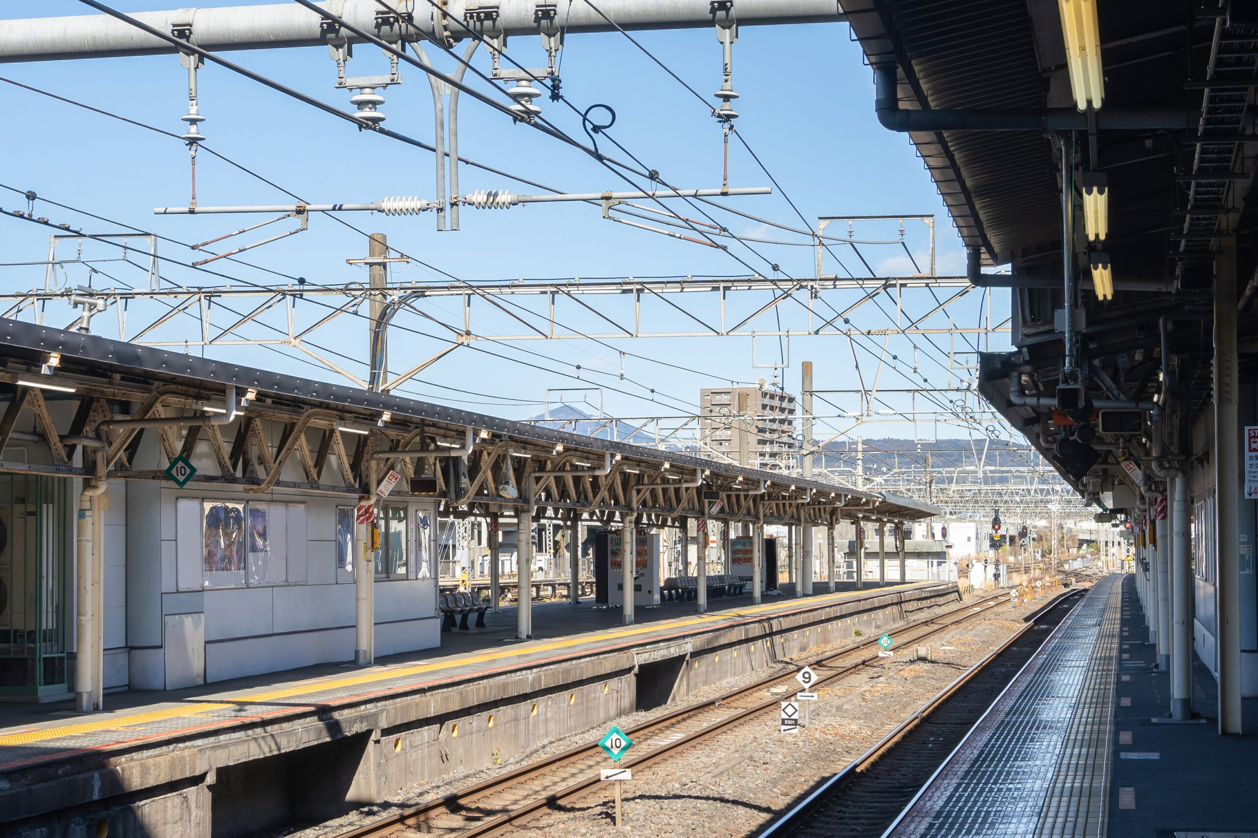 小田原駅構内の大雄山線乗り場 — 改札・案内表示