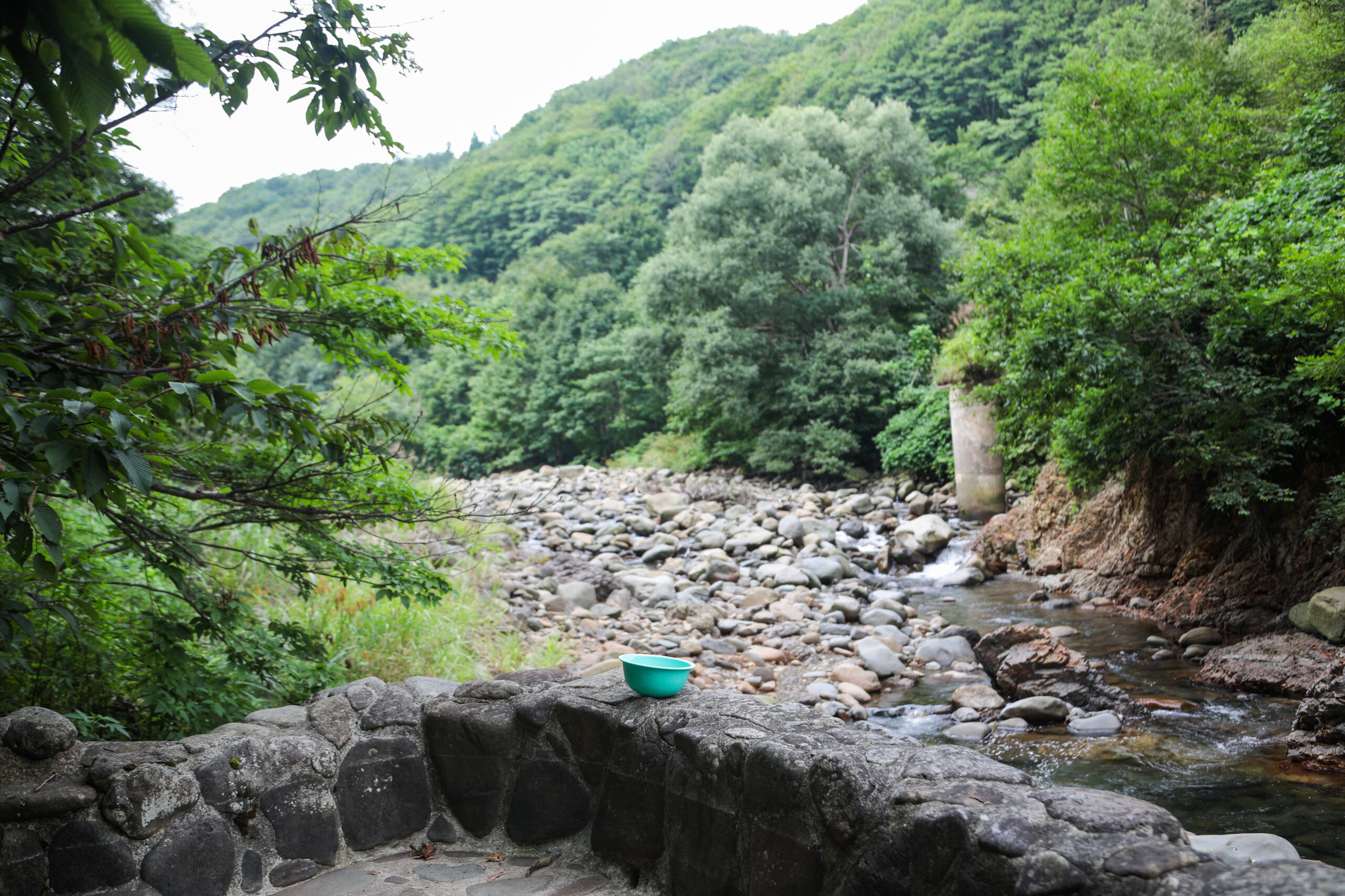 展望露天風呂と山あいの渓流（※イメージ）